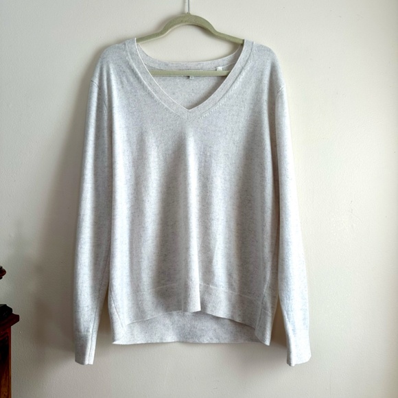 Vince • Cashmere Weekend V-Neck‎ Sweater in Heather White - Picture 1 of 7
